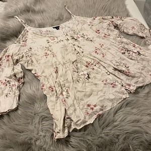 Torrid sz 4 Cold Shoulder Floral Blouse Top